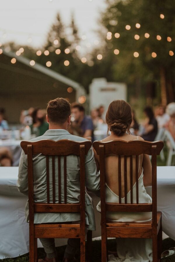 Hochzeitsfotografie, romantische Hochzeit, Gartenfeier, Trauung im Freien, Braut und Bräutigam, abendliche Atmosphäre.