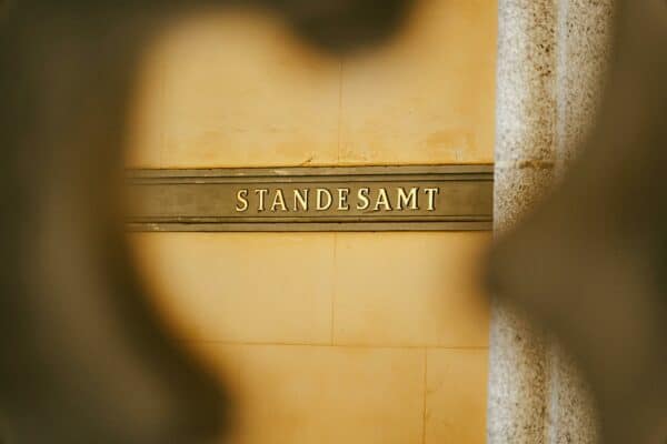 Hochzeitsfotografie im Standesamt, romantischer Moment bei der Hochzeit, professionelle Hochzeitsbilder vom Hochzeitsfotograf.