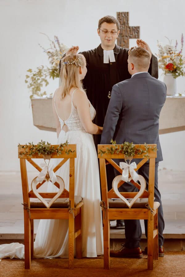 Emotionale Trauung mit Brautpaar und Pastor.